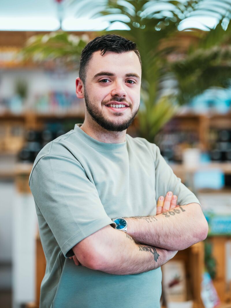 Portrait de Bryan Blin, conseiller et directeur de la boutique Le CBD Français Blin'D
